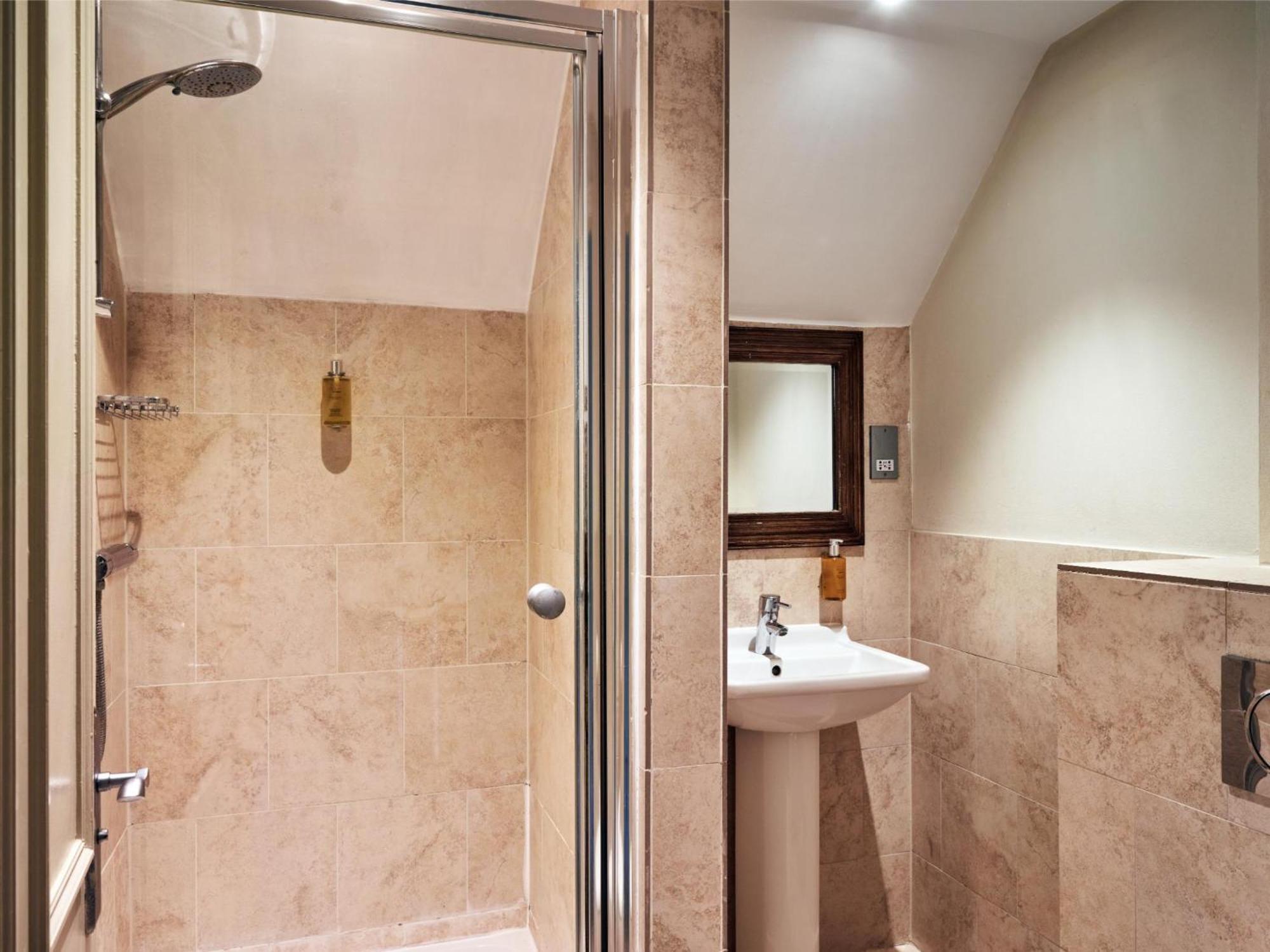 The Talbot Inn Woking Ngoại thất bức ảnh