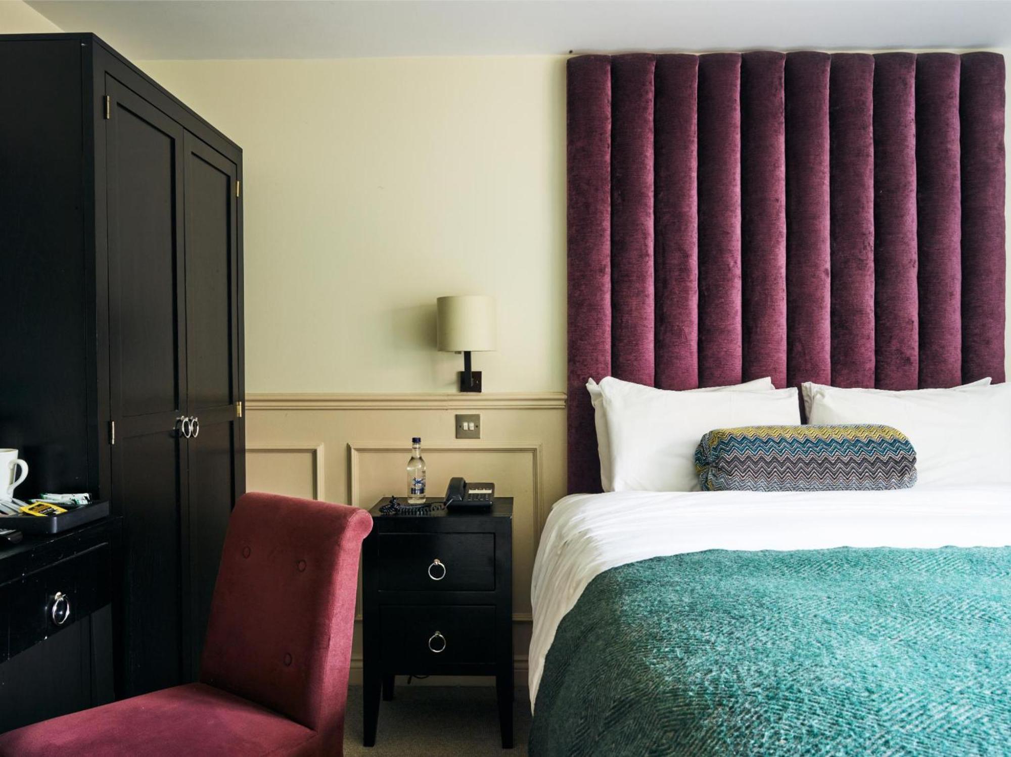 The Talbot Inn Woking Ngoại thất bức ảnh