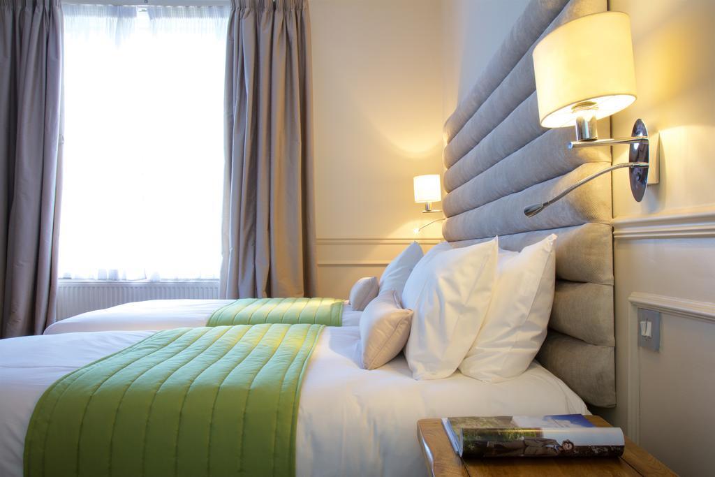 The Talbot Inn Woking Ngoại thất bức ảnh