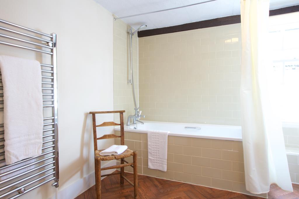 The Talbot Inn Woking Ngoại thất bức ảnh