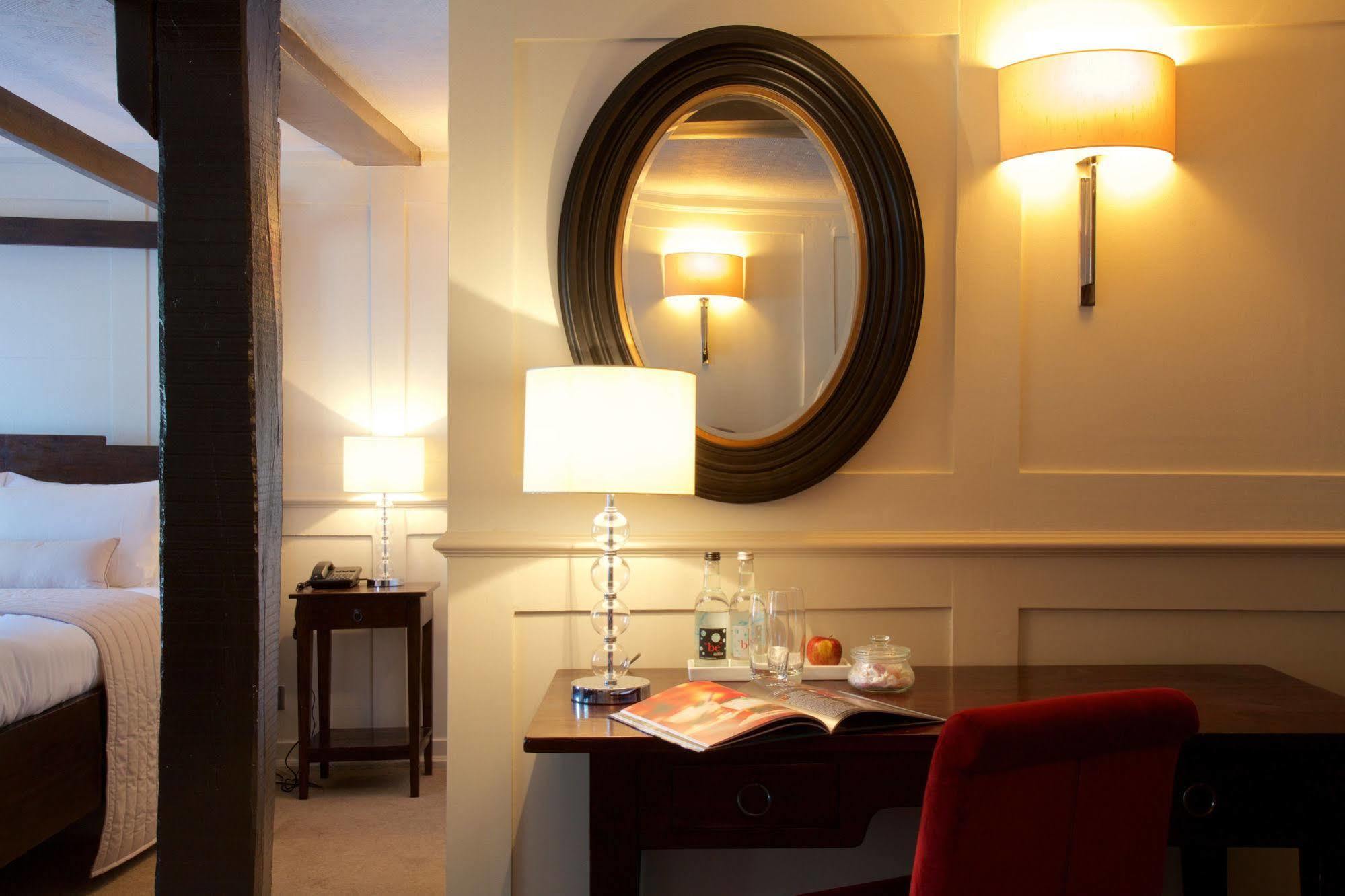 The Talbot Inn Woking Ngoại thất bức ảnh