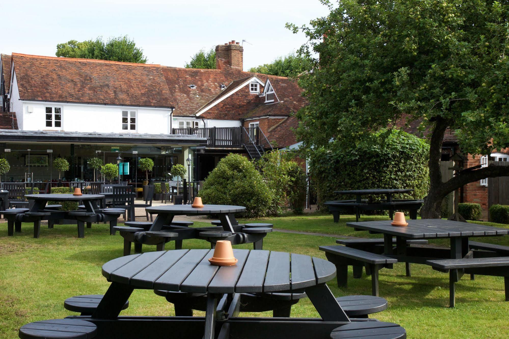 The Talbot Inn Woking Ngoại thất bức ảnh